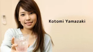 121723 001 - Em gái say xỉn lộ quần lót trên phố